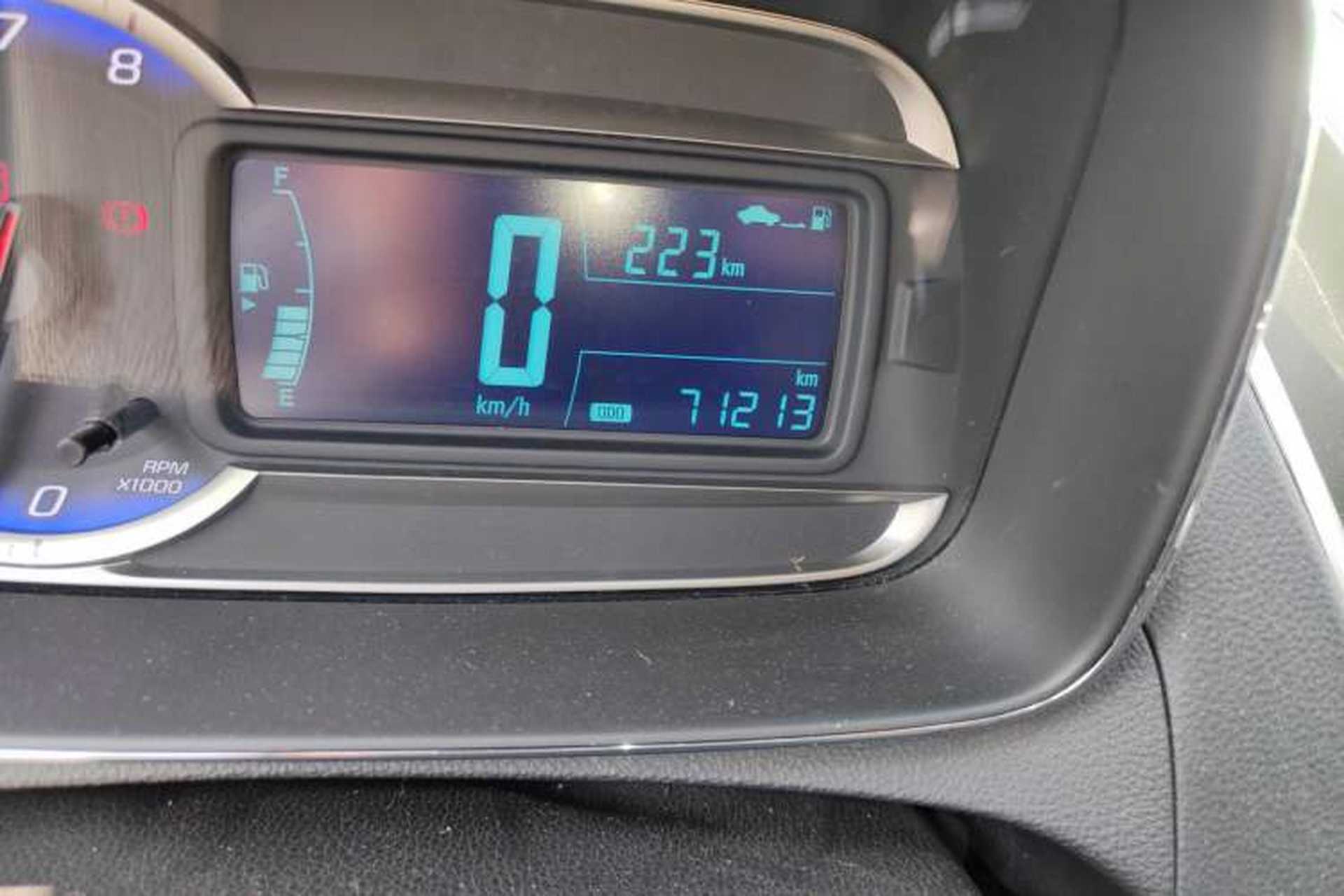 Used Chevrolet Trax 2016 1.4T Manual Two-Wheel Drive Comfort Version with Sunroof Odometer Close Up