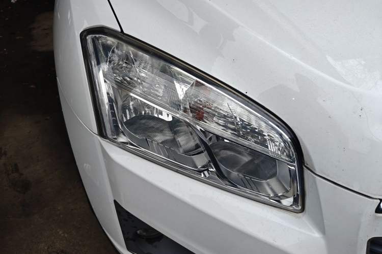 Used Chevrolet Trax 2016 1.4T Automatic Two-Wheel Drive Comfort Version with Sunroof Right Front Headlight