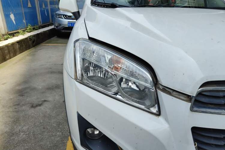 Used Chevrolet Trax 2016 1.4T Manual Two-Wheel Drive Comfort Version with Sunroof Right Front Headlight