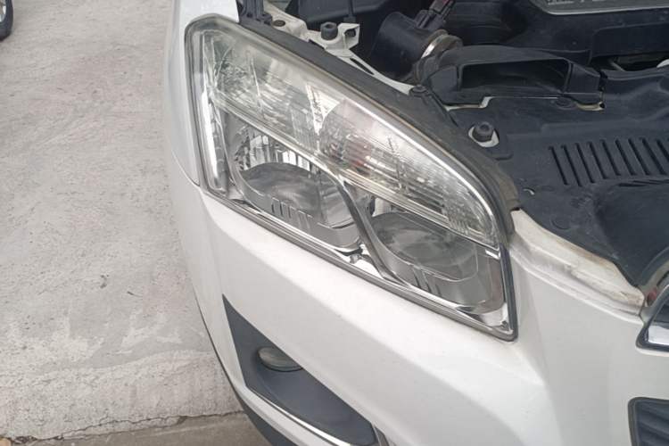 Used Chevrolet Trax 2016 1.4T Automatic Two-Wheel Drive Comfort Version with Sunroof Right Front Headlight
