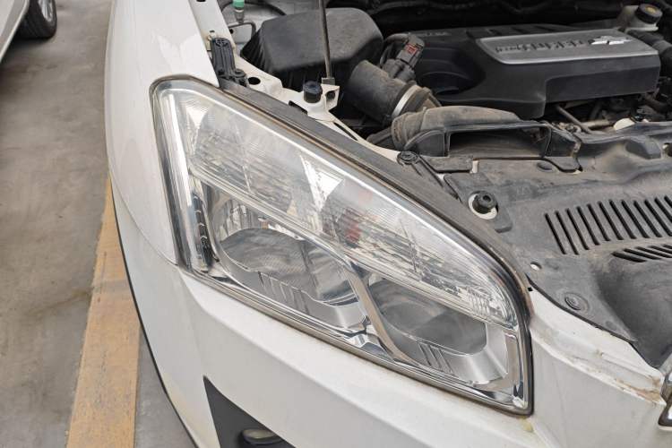 Used Chevrolet Trax 2016 1.4T Manual Two-Wheel Drive Comfort Version with Sunroof Right Front Headlight