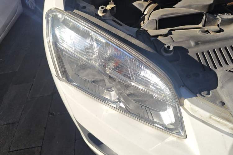 Used Chevrolet Trax 2016 1.4T Automatic Two-Wheel Drive Comfort Version with Sunroof Right Front Headlight