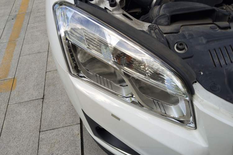 Used Chevrolet Trax 2016 1.4T Automatic Two-Wheel Drive Comfort Version with Sunroof Right Front Headlight