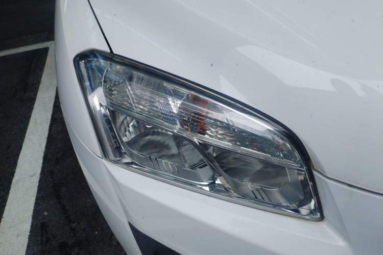 Used Chevrolet Trax 2016 1.4T Manual Two-Wheel Drive Comfort Version with Sunroof Right Front Headlight