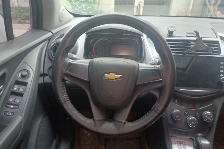 Used Chevrolet Trax 2016 1.4T Automatic Two-Wheel Drive Comfort Version with Sunroof Steering Wheel