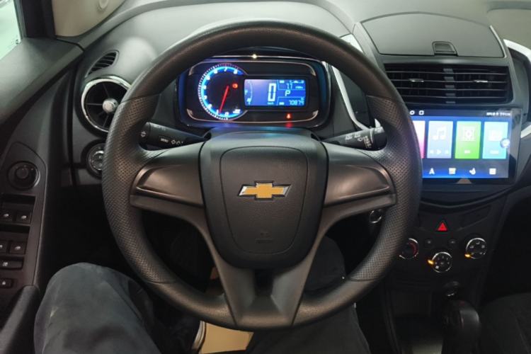 Used Chevrolet Trax 2016 1.4T Automatic Two-Wheel Drive Comfort Version with Sunroof Steering Wheel