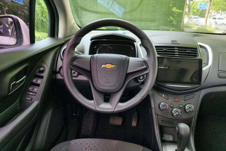 Used Chevrolet Trax 2016 1.4T Automatic Two-Wheel Drive Comfort Version with Sunroof Steering Wheel