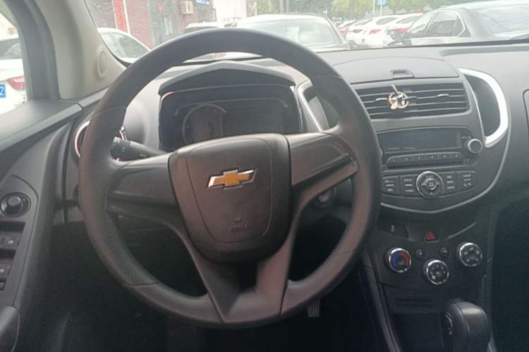 Used Chevrolet Trax 2016 1.4T Automatic Two-Wheel Drive Comfort Version with Sunroof Steering Wheel