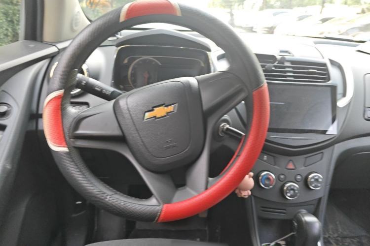 Used Chevrolet Trax 2016 1.4T Automatic Two-Wheel Drive Comfort Version with Sunroof Steering Wheel