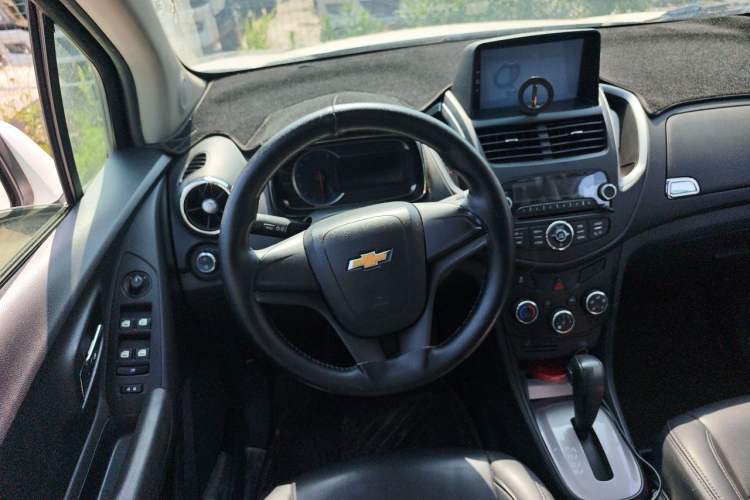 Used Chevrolet Trax 2016 1.4T Automatic Two-Wheel Drive Comfort Version with Sunroof Steering Wheel