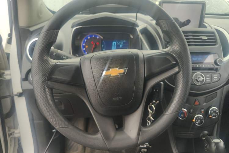 Used Chevrolet Trax 2016 1.4T Automatic Two-Wheel Drive Comfort Version with Sunroof Steering Wheel