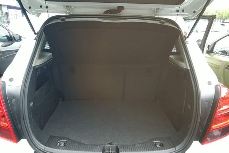 Used Chevrolet Trax 2016 1.4T Automatic Two-Wheel Drive Luxury Version Trunk