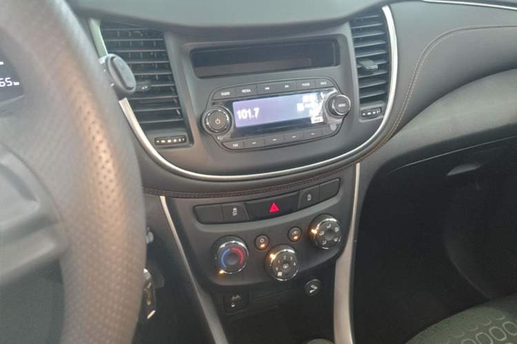 Used Chevrolet Trax 2017 1.4T Automatic Two-Wheel Drive Comfort Version Audio And AC Panel