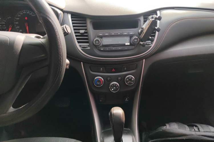 Used Chevrolet Trax 2017 1.4T Automatic Two-Wheel Drive Comfort Version Audio And AC Panel