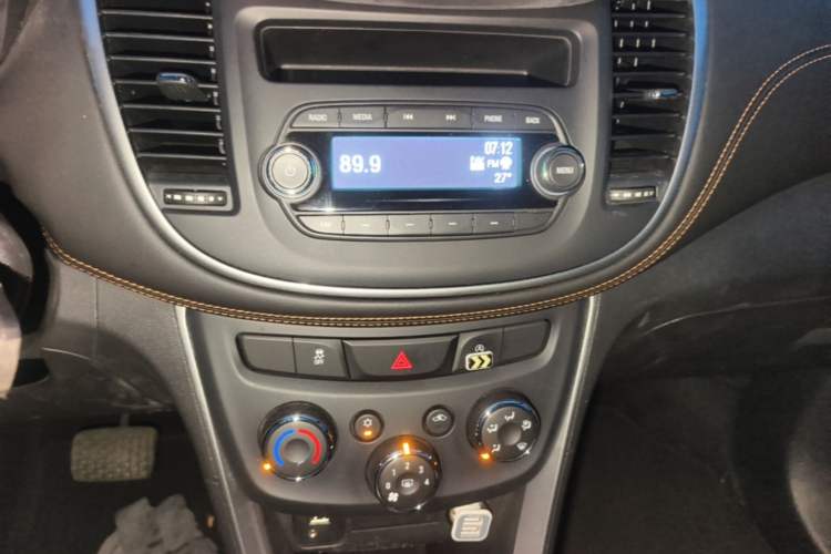 Used Chevrolet Trax 2017 1.4T Automatic Two-Wheel Drive Comfort Version Audio And AC Panel