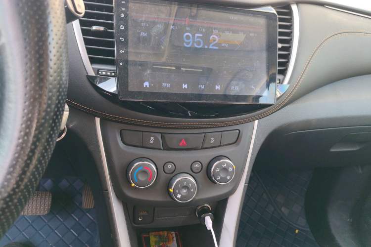 Used Chevrolet Trax 2017 1.4T Automatic Two-Wheel Drive Comfort Version Audio And AC Panel