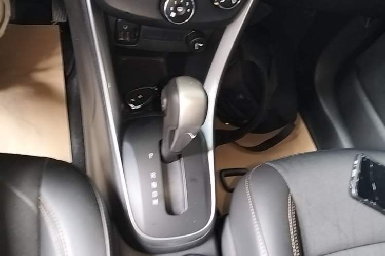 Used Chevrolet Trax 2017 1.4T Automatic Two-Wheel Drive Luxury Version Gear Lever