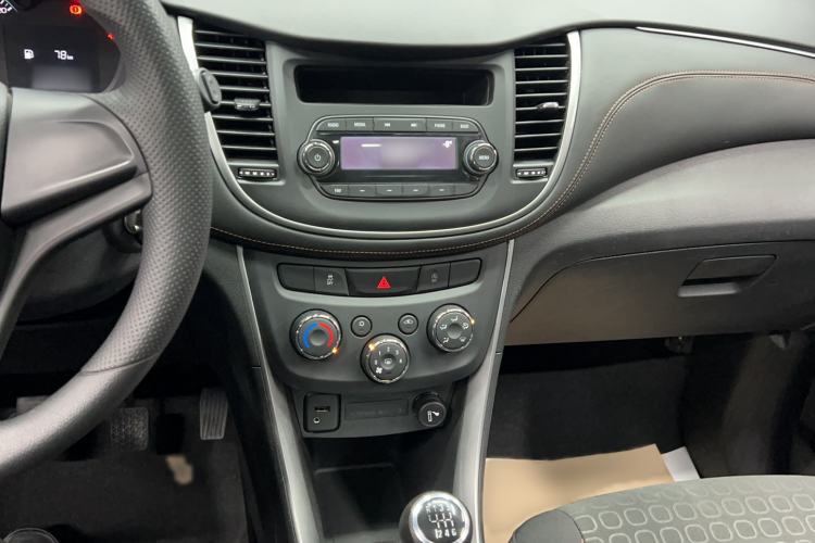 Used Chevrolet Trax 2017 1.4T Manual Two-Wheel Drive Comfort Model Audio And AC Panel
