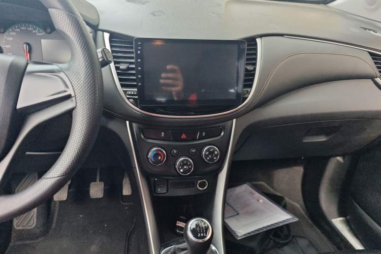 Used Chevrolet Trax 2017 1.4T Manual Two-Wheel Drive Comfort Model Audio And AC Panel