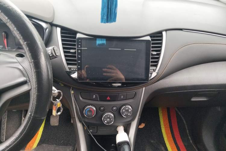 Used Chevrolet Trax 2017 1.4T Manual Two-Wheel Drive Comfort Model Audio And AC Panel