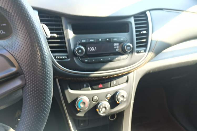Used Chevrolet Trax 2017 1.4T Automatic Two-Wheel Drive Comfort Version Audio And AC Panel
