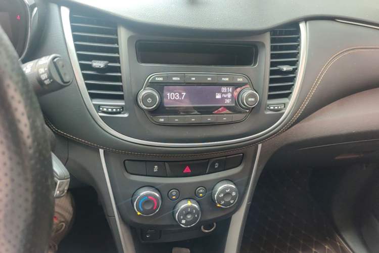 Used Chevrolet Trax 2017 1.4T Automatic Two-Wheel Drive Comfort Version Audio And AC Panel
