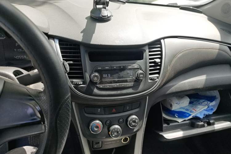 Used Chevrolet Trax 2017 1.4T Automatic Two-Wheel Drive Comfort Version Audio And AC Panel