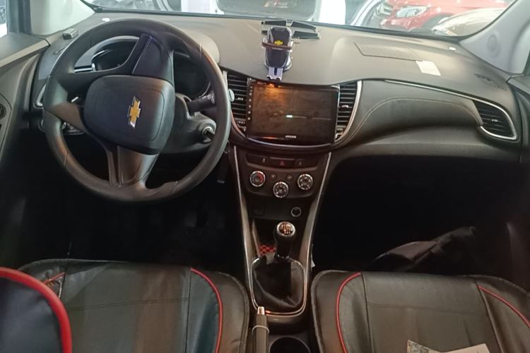 Used Chevrolet Trax 2017 1.4T Manual Two-Wheel Drive Comfort Model Center Console