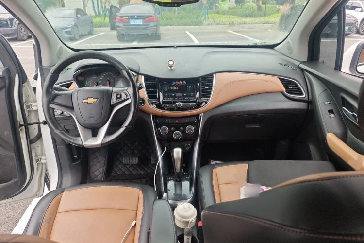 Used Chevrolet Trax 2017 1.4T Automatic All-Wheel-Drive Flagship Model Center Console