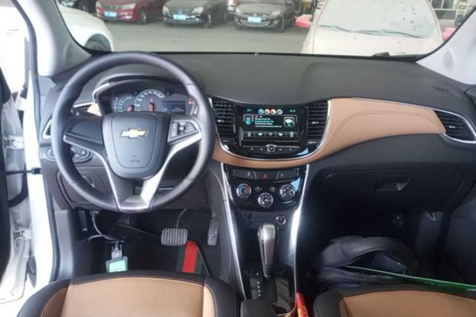 Used Chevrolet Trax 2017 1.4T Automatic All-Wheel-Drive Flagship Model Center Console