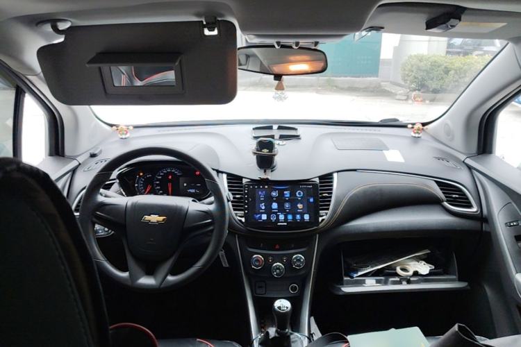 Used Chevrolet Trax 2017 1.4T Manual Two-Wheel Drive Comfort Model Center Console