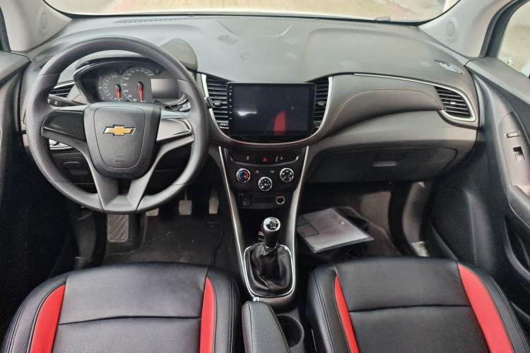 Used Chevrolet Trax 2017 1.4T Manual Two-Wheel Drive Comfort Model Center Console