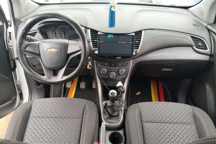 Used Chevrolet Trax 2017 1.4T Manual Two-Wheel Drive Comfort Model Center Console