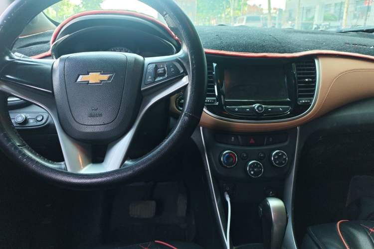 Used Chevrolet Trax 2017 1.4T Automatic Two-Wheel Drive Luxury Version Center Console