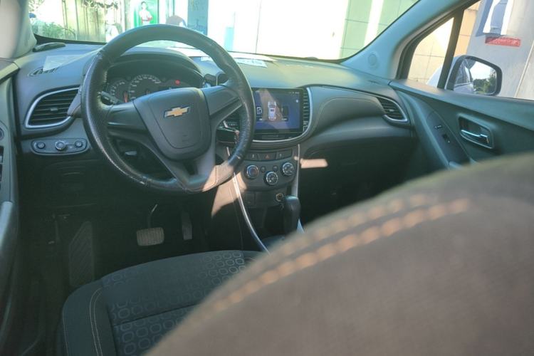 Used Chevrolet Trax 2017 1.4T Automatic Two-Wheel Drive Comfort Version Center Console