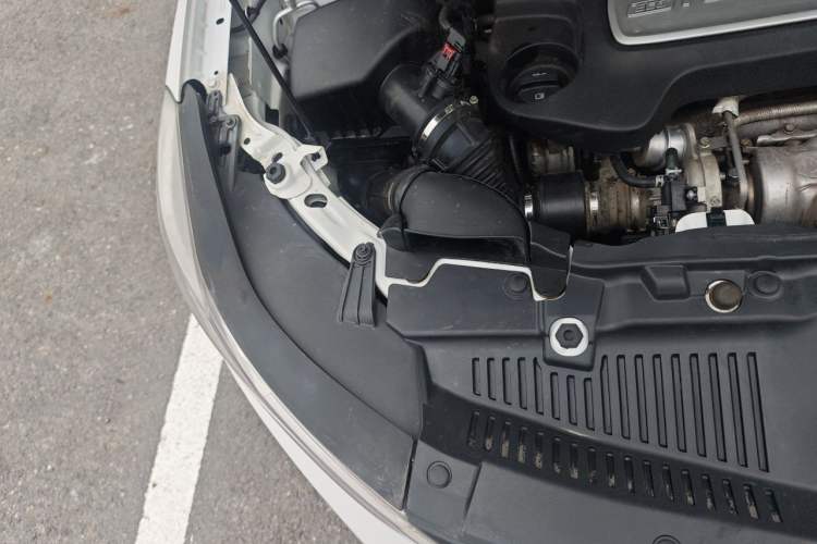 Used Chevrolet Trax 2017 1.4T Automatic All-Wheel-Drive Flagship Model Engine Bay Right