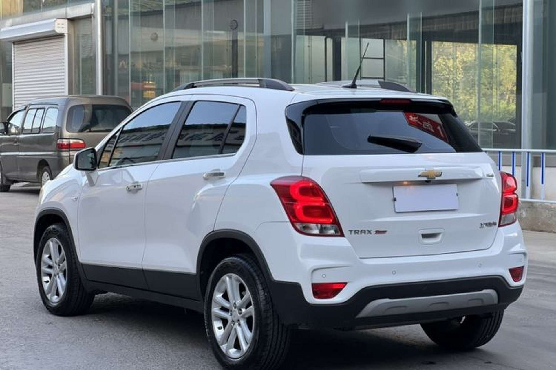 Used Chevrolet Trax 2017 1.4T Automatic All-Wheel-Drive Flagship Model Exterior 3