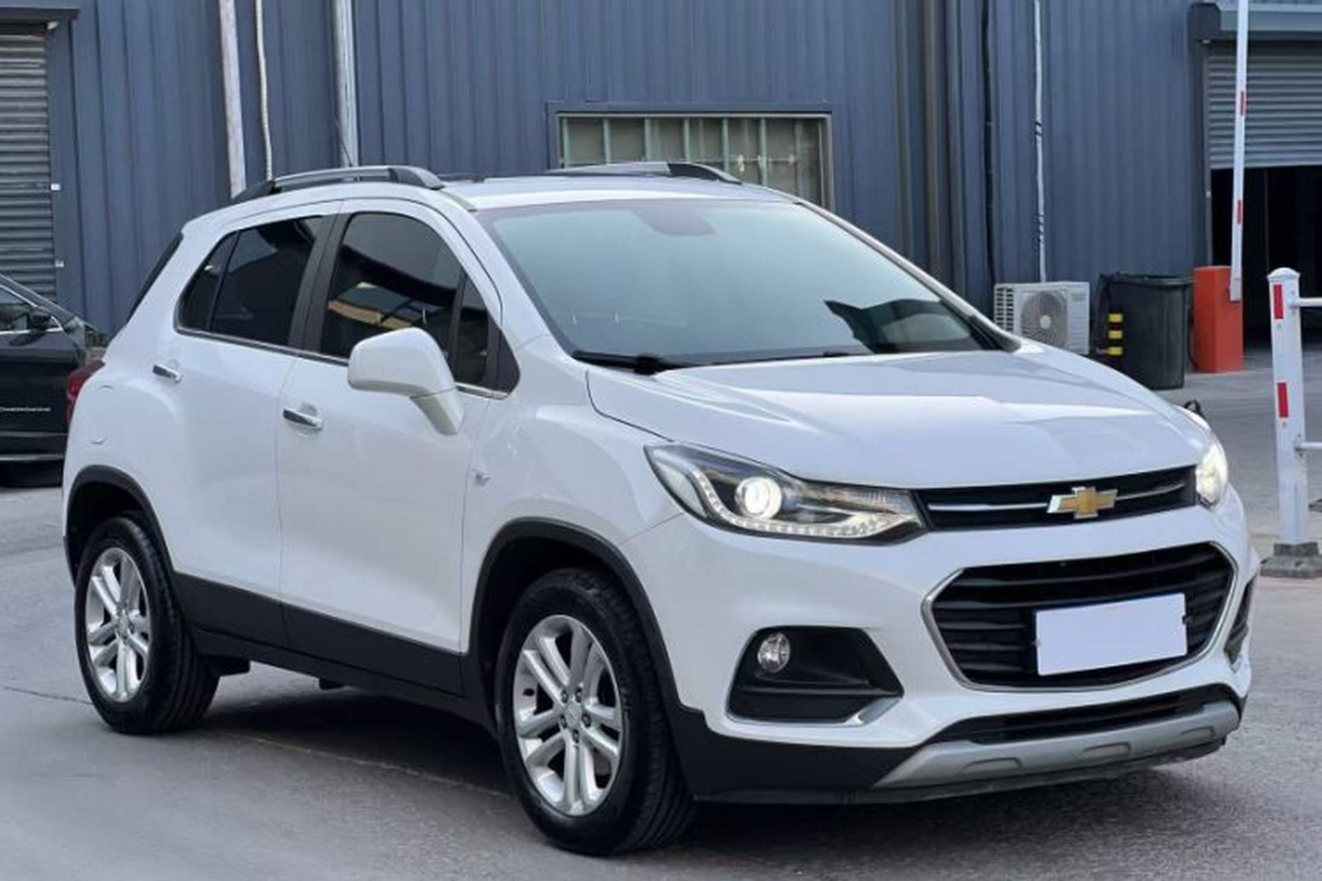 Used Chevrolet Trax 2017 1.4T Automatic All-Wheel-Drive Flagship Model Exterior 5