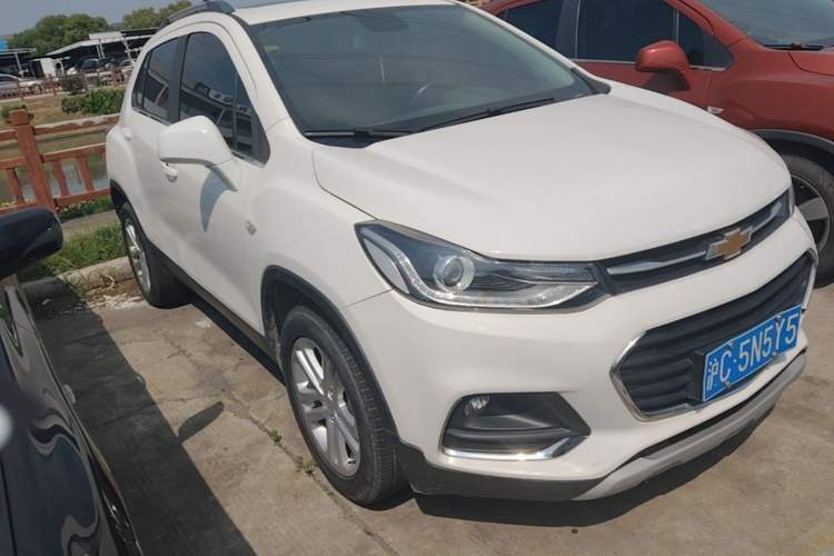 Used Chevrolet Trax 2017 1.4T Automatic Two-Wheel Drive Luxury Version Front Right 45 Deg
