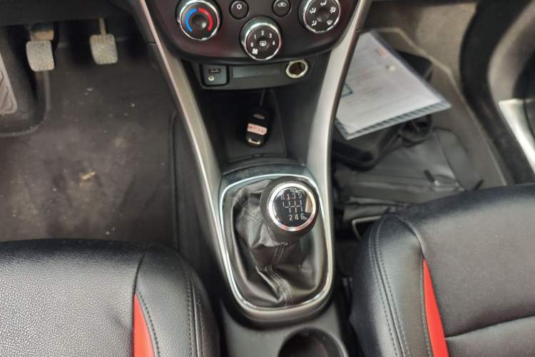 Used Chevrolet Trax 2017 1.4T Manual Two-Wheel Drive Comfort Model Gear Lever