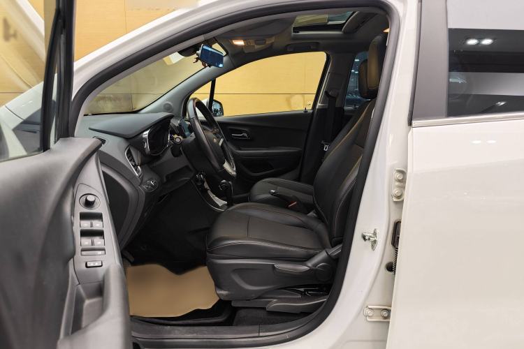 Used Chevrolet Trax 2017 1.4T Automatic Two-Wheel Drive Luxury Version Interior 7