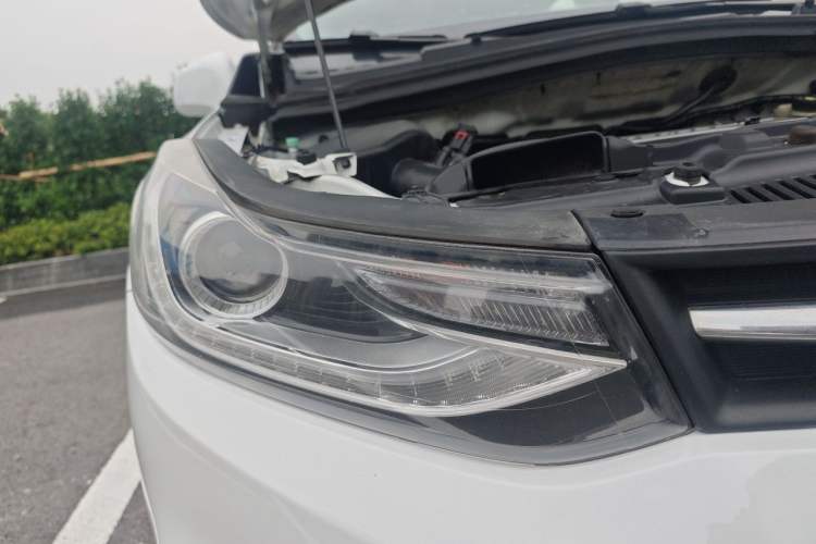 Used Chevrolet Trax 2017 1.4T Automatic All-Wheel-Drive Flagship Model Right Front Headlight