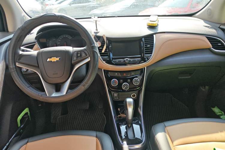 Used Chevrolet Trax 2017 1.4T Automatic All-Wheel-Drive Flagship Model Center Console
