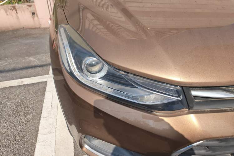 Used Chevrolet Trax 2017 1.4T Automatic All-Wheel-Drive Flagship Model Right Front Headlight