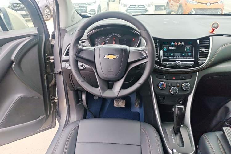 Used Chevrolet Trax 2018 330T Automatic Two-Wheel Drive Elite Model Audio And AC Panel