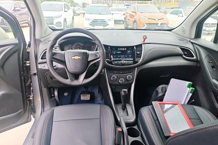 Used Chevrolet Trax 2018 330T Automatic Two-Wheel Drive Elite Model Center Console