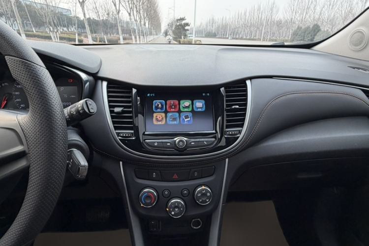 Used Chevrolet Trax 2018 330T Automatic Two-Wheel Drive Elite Model Audio And AC Panel