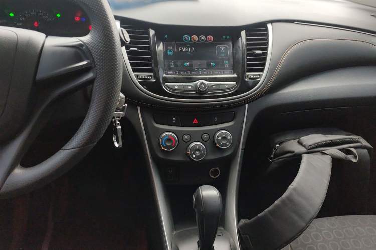 Used Chevrolet Trax 2018 330T Automatic Two-Wheel Drive Elite Model Audio And AC Panel