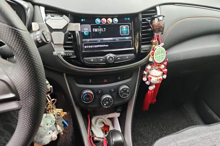 Used Chevrolet Trax 2018 330T Automatic Two-Wheel Drive Elite Model Audio And AC Panel