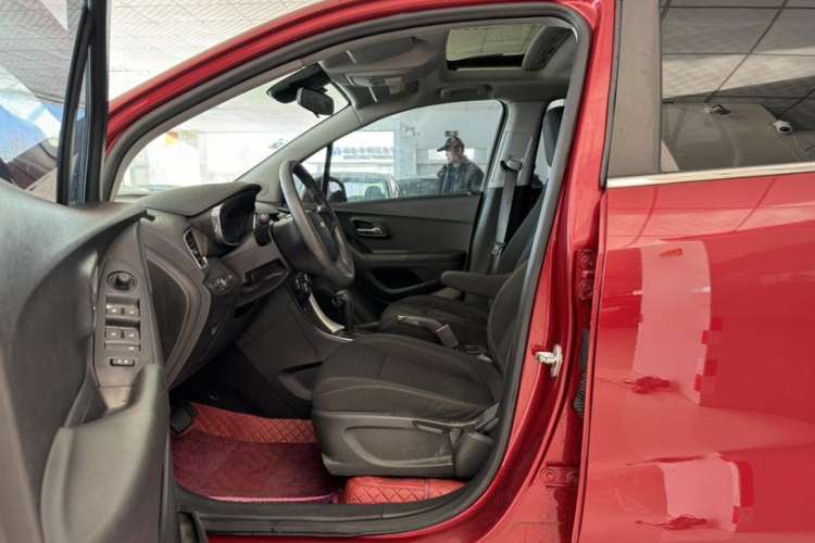 Used Chevrolet Trax 2018 330T Automatic Two-Wheel Drive Elite Model Interior 8